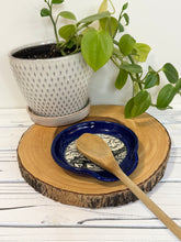 Load image into Gallery viewer, #021 - Mountain patterned Spoon rest with cobalt blue rim
